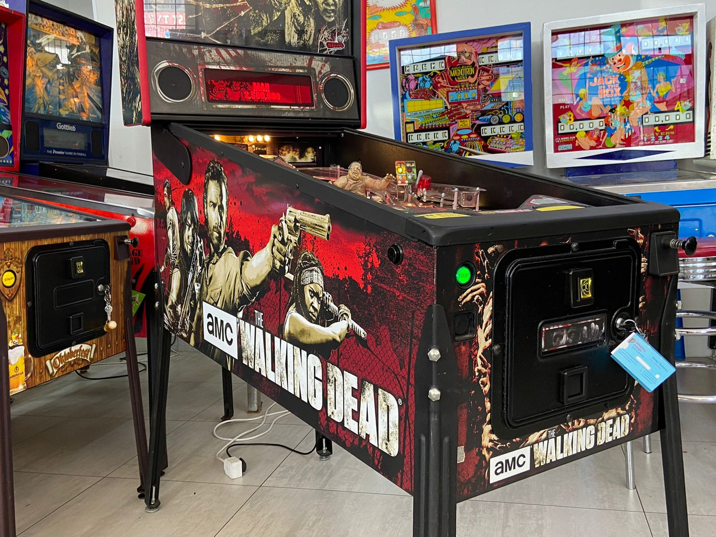 The Walking Dead Pro Stern Pinball Machine (2014)