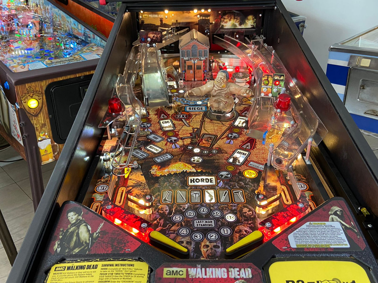 The Walking Dead Pro Stern Pinball Machine (2014)